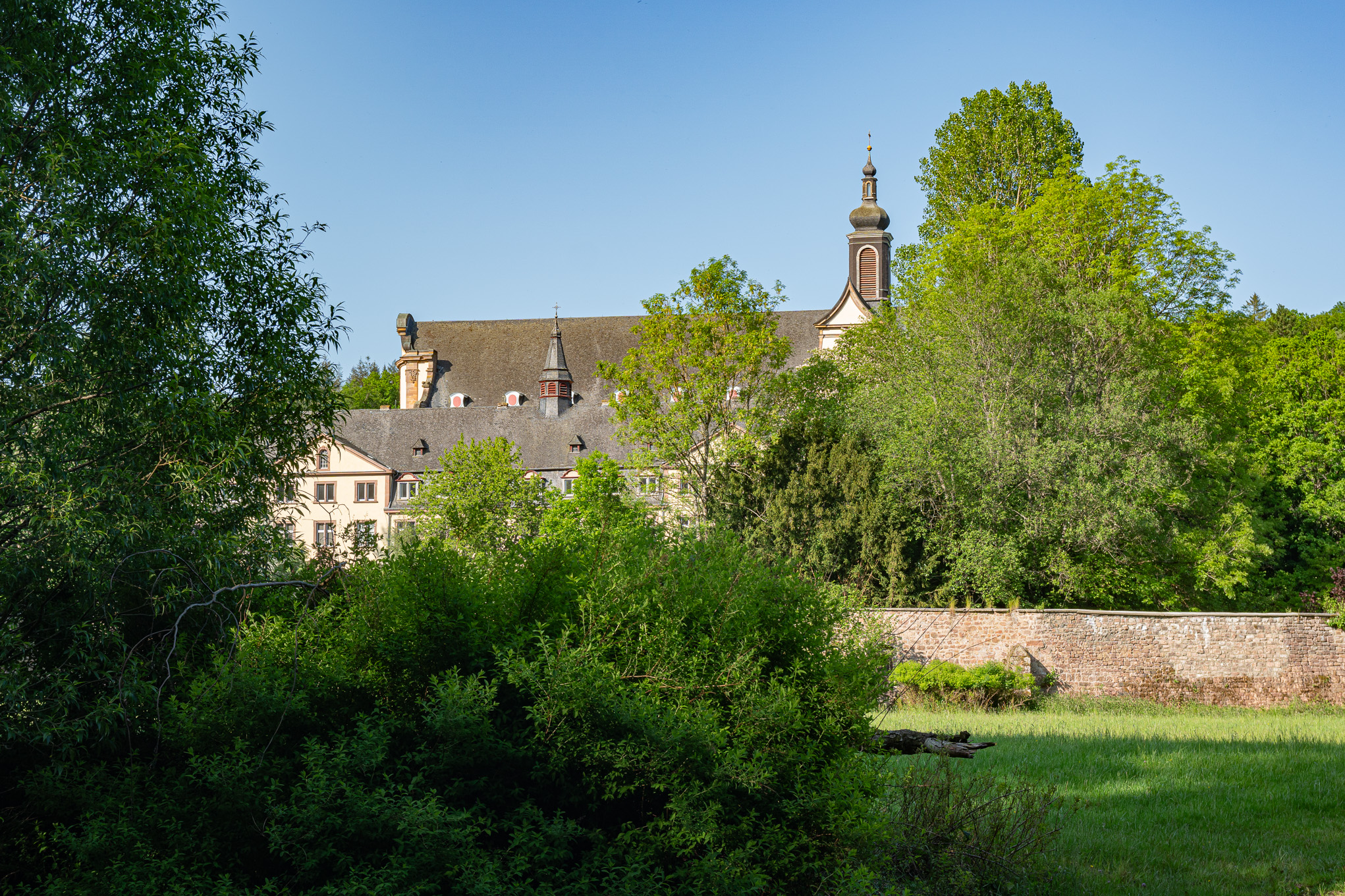 Blick über die Salm zur Abtei